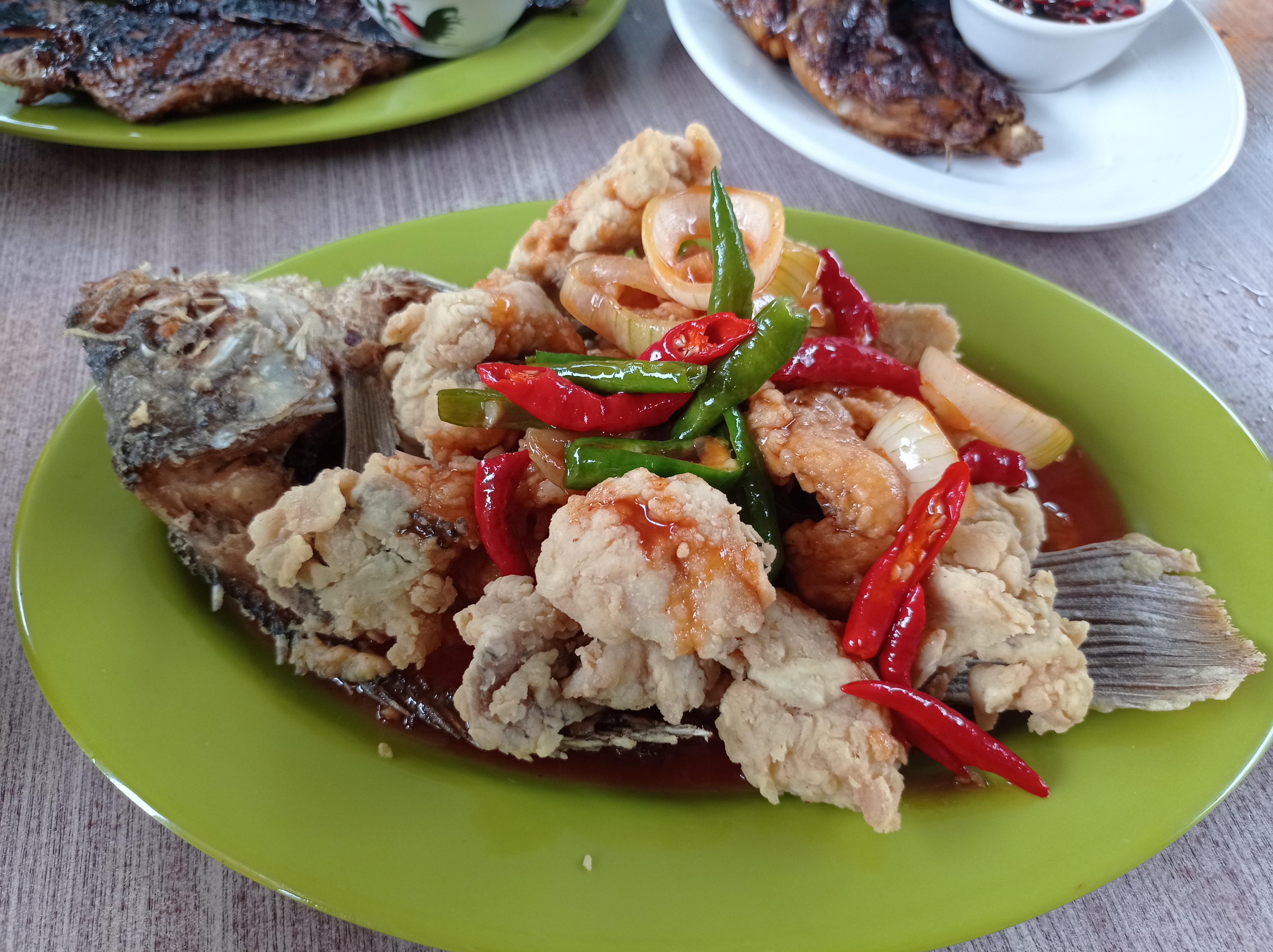 Menu makanan di RM NeRa Majalengka Gurame asam manis